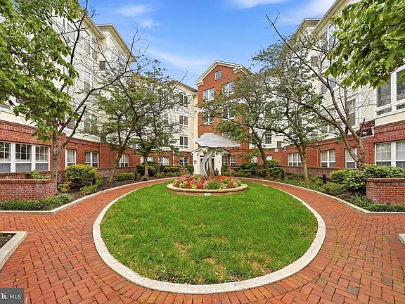 3rd image of 801 S Greenbrier St APT 202