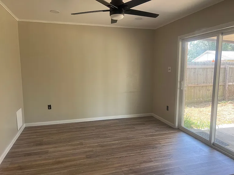 2101 Peach St — Photo 5
