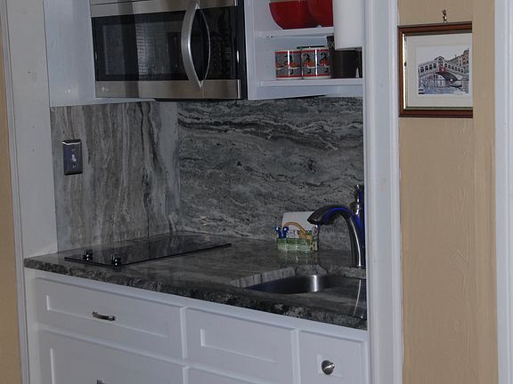 4th image of 330 Middle St #1