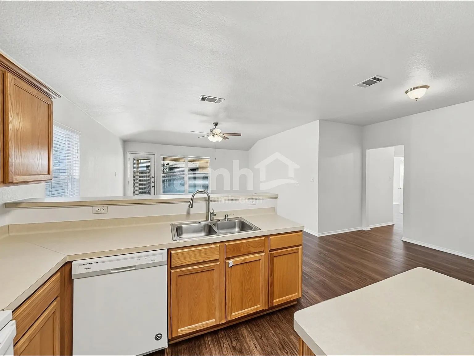 4 bed, 2.0 bath, 1872 sqft, $1,755 — Photo 4