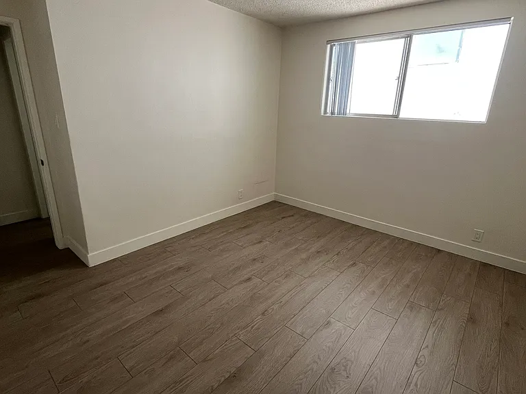 4355 Mammoth Ave #8 — Photo 15
