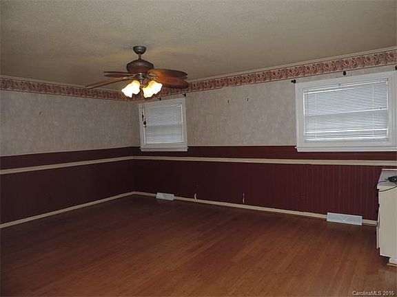 3rd image of 28557 Valley Dr