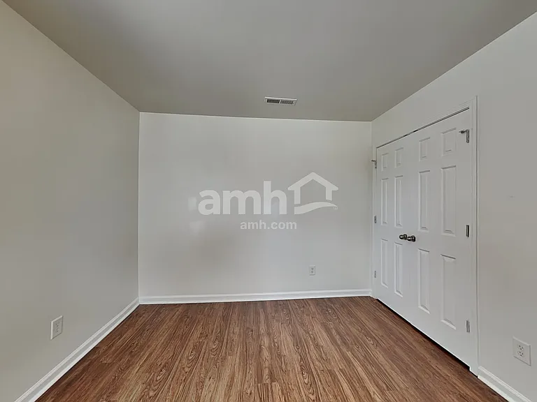 1438 Pleasant Garden Ln — Photo 12