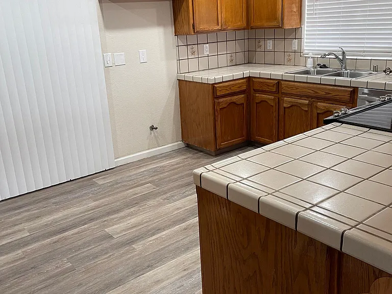 1065 Grandview Cir — Photo 4