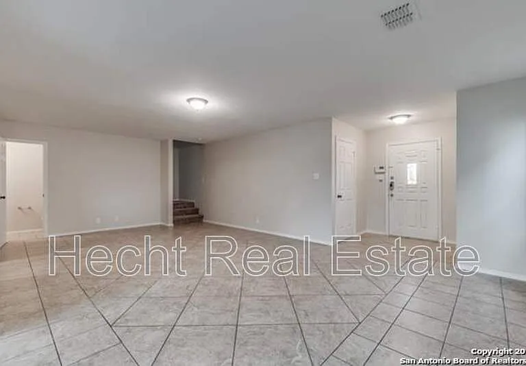 210 Mallow Grv — Photo 4