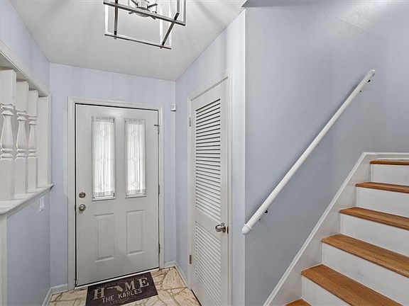 3rd image of 9812 Winslow Pl