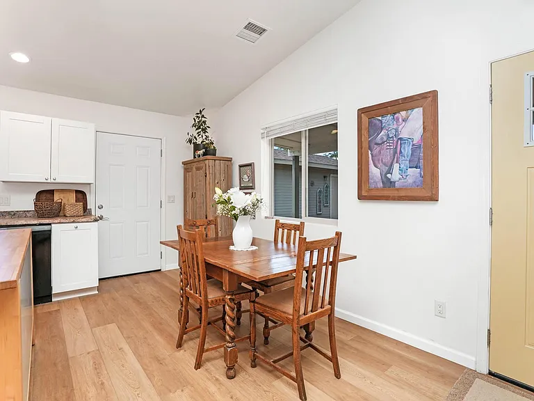 263 E Hollomon St — Photo 15