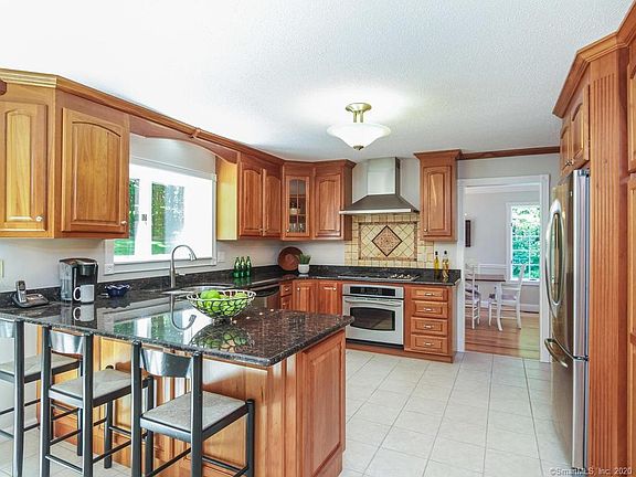 4th image of 90 Country Ln