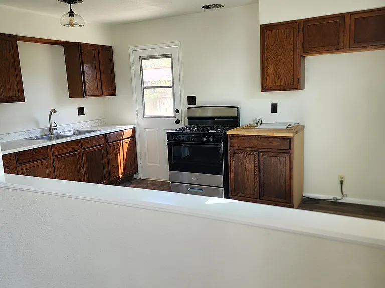 116 E Lewis St #B — Photo 6