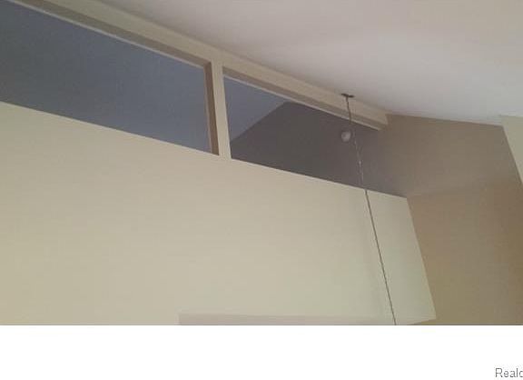 4th image of 2781 Davison Ave #1