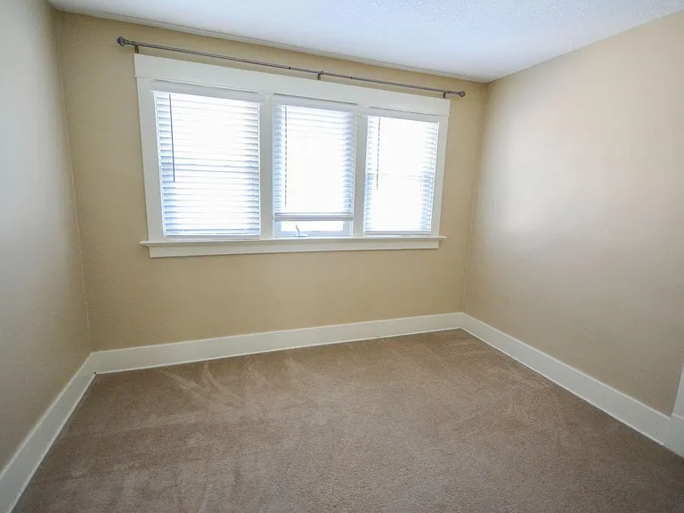837 Center St W — Photo 10