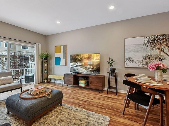3rd image of 588 Willoughby Way W