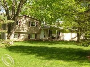 1200 Fox Hills Dr, Howell, MI 48843