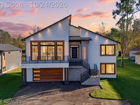 2105 S Long Lake Rd, Fenton, MI 48430