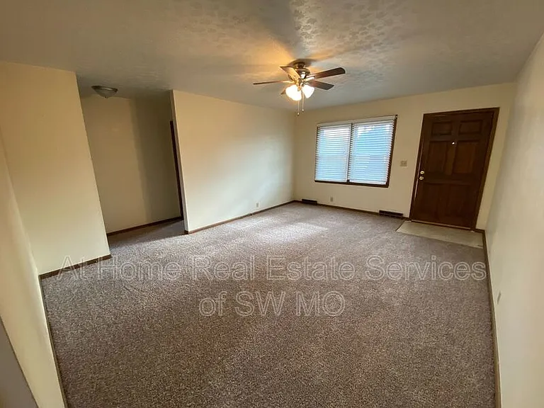 1921 Bellerive Dr — Photo 2