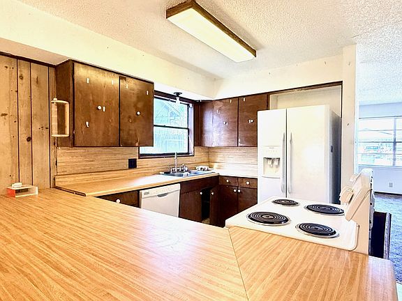 2nd image of 1954 E Booth St