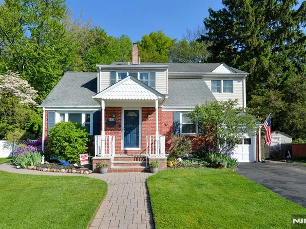 65 Clover Ct, New Milford, NJ 07646