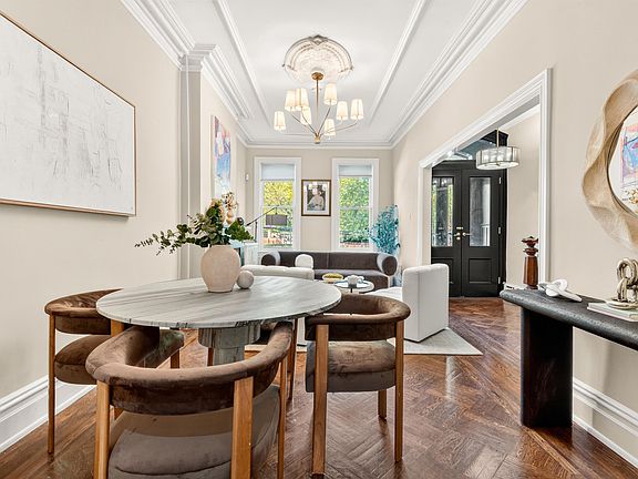 3rd image of 22 W Hamilton Pl