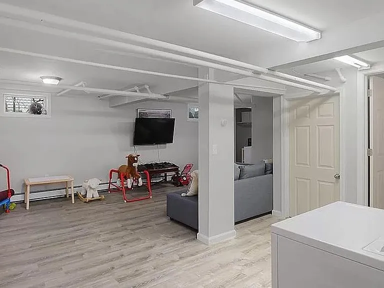 82 Seymour Ave — Photo 12