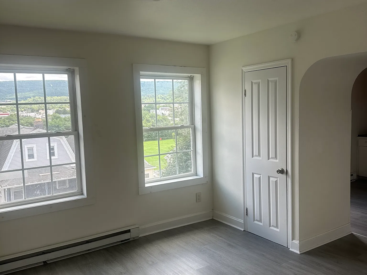 3 bed, 1000 sqft, $1,300 — Photo 2