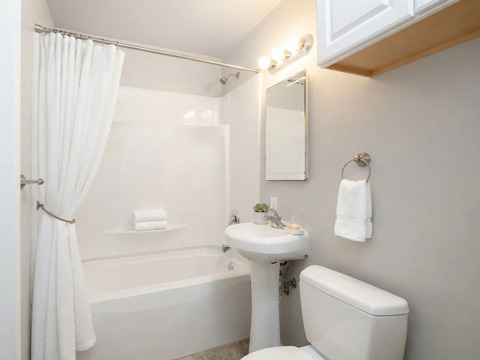 717 Llewellyn Place — Photo 4
