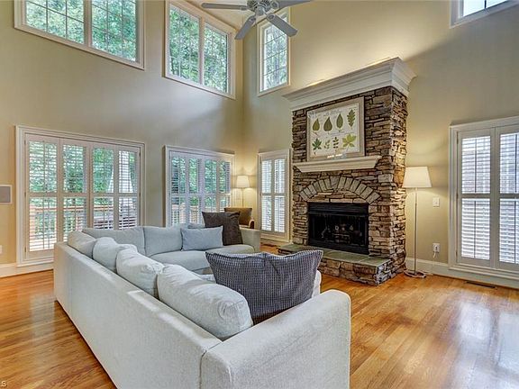 5th image of 2412 N Beech Ln