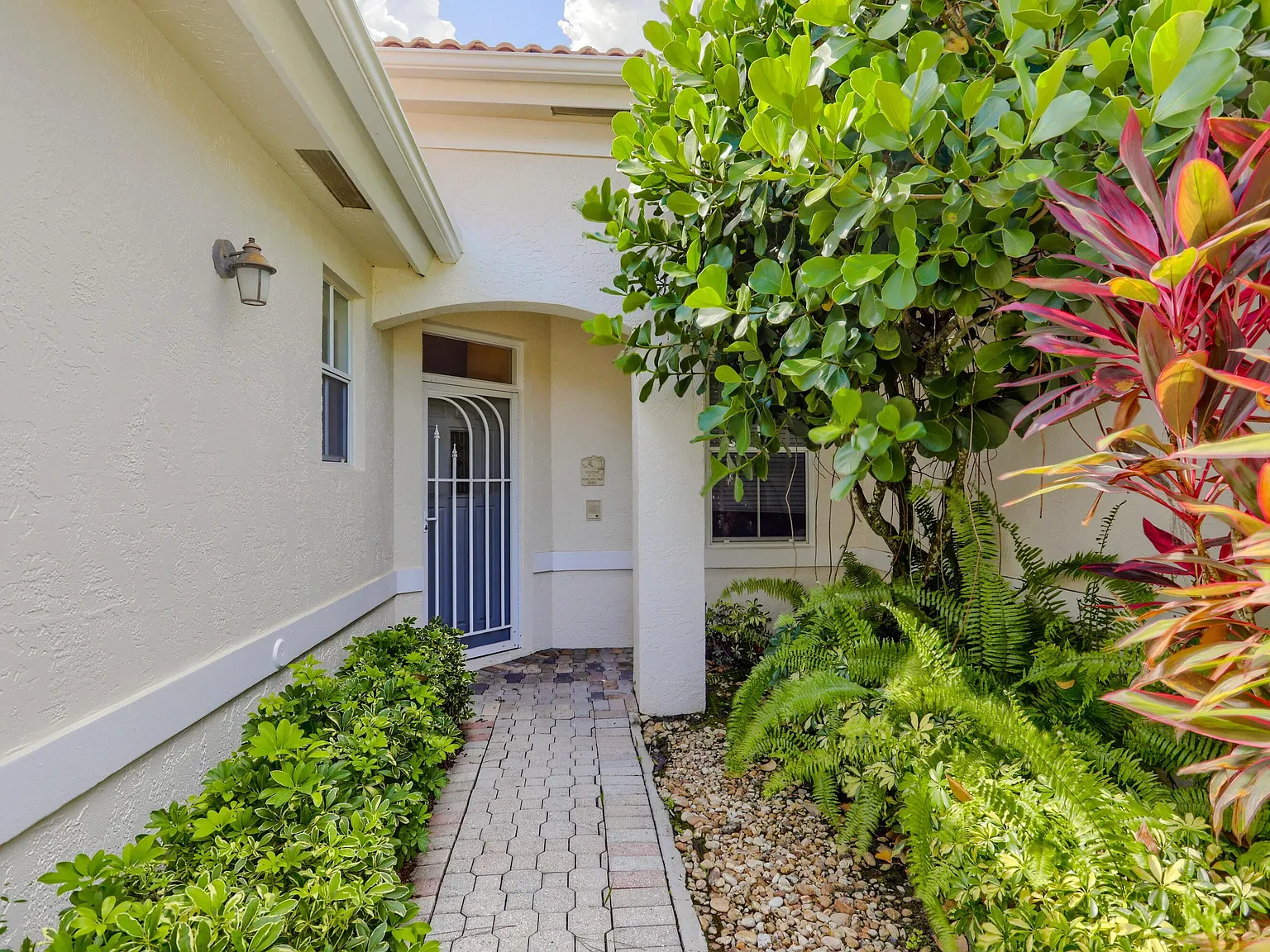 3 bed, 2.0 bath, 1367 sqft, $7,900 — Photo 4