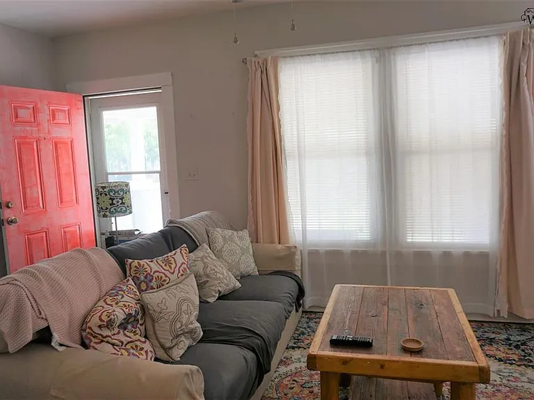 2130 Avenue J — Photo 3