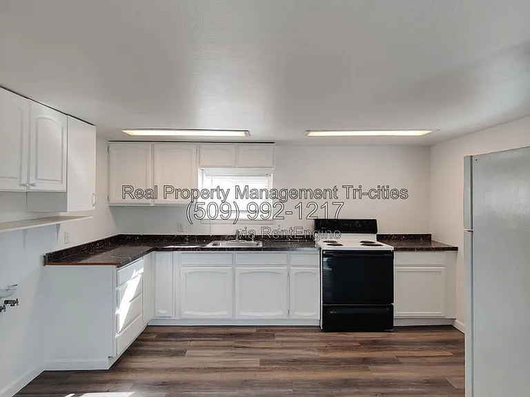 1110 Potter Ave — Photo 4