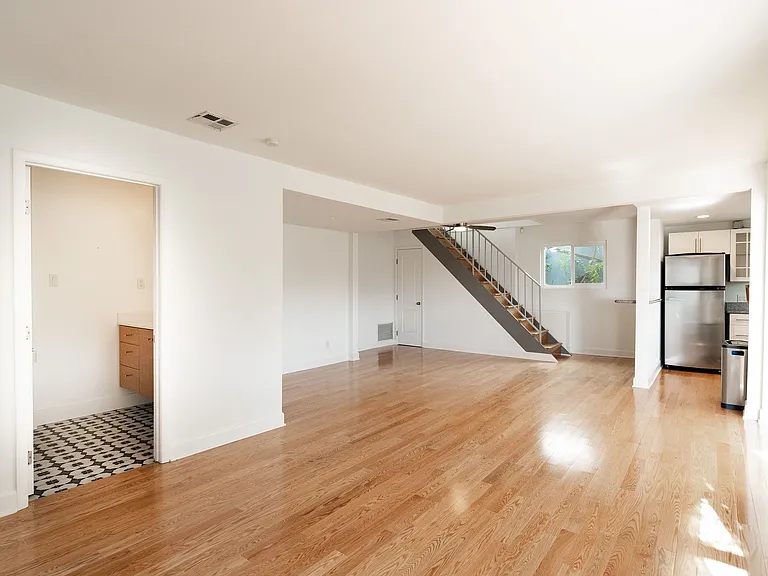 339 Isabel St — Photo 12