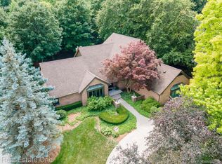 4794 Rivers Edge Dr, Troy, MI 48098