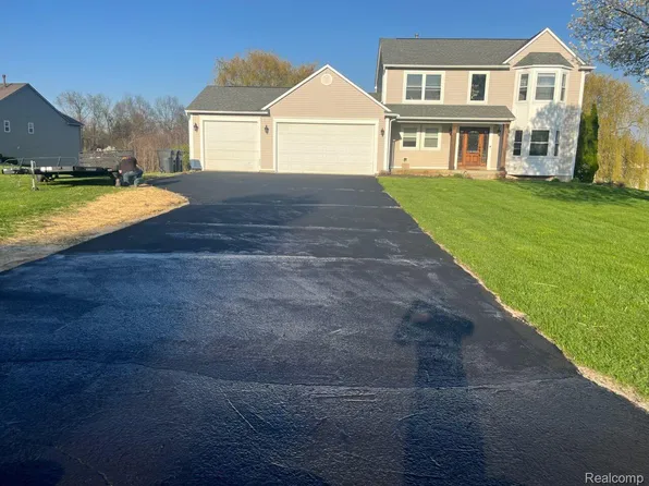 9440 Apple Ct, Fenton, MI 48430