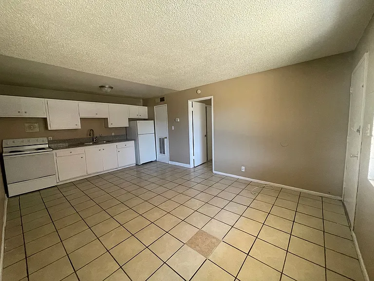 3719 Hazelwood St #2 — Photo 4
