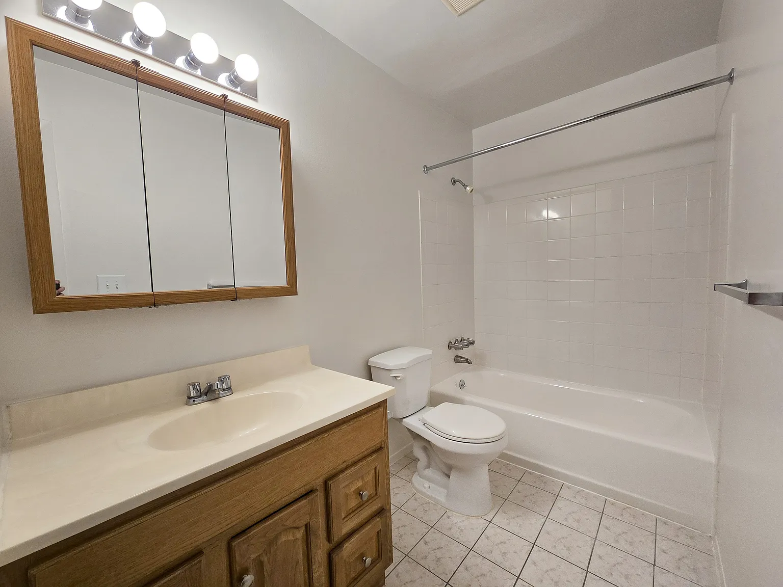 Richmond Club Apartments — Photo 3