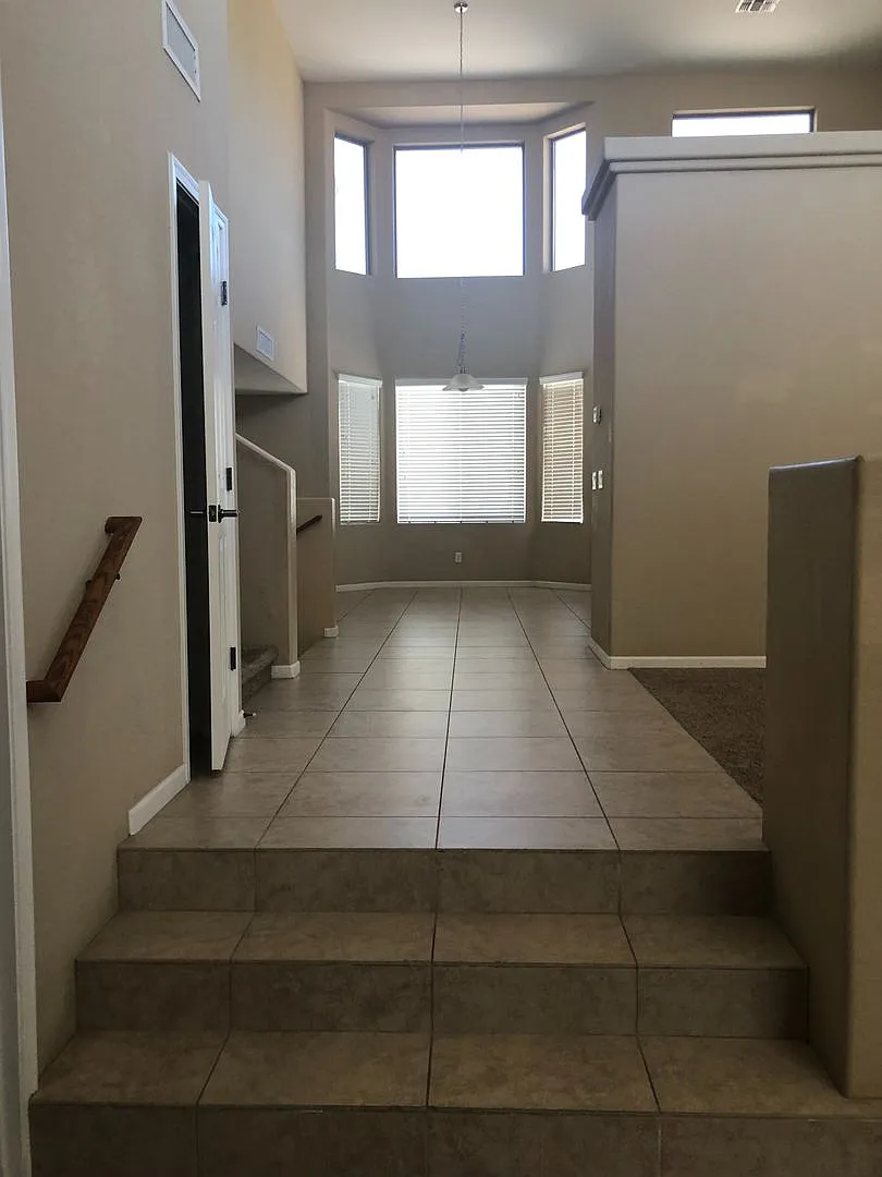 Beautiful 5 bedroom home! Don't MISS out!! — Photo 3