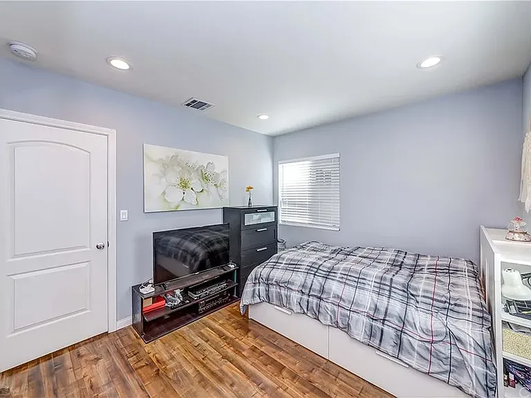 6528 Beeman Ave — Photo 13