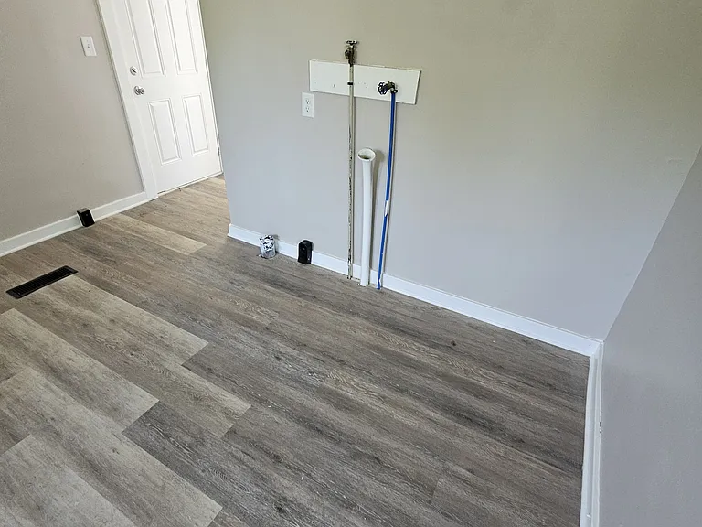 2431 Fox Ave — Photo 4