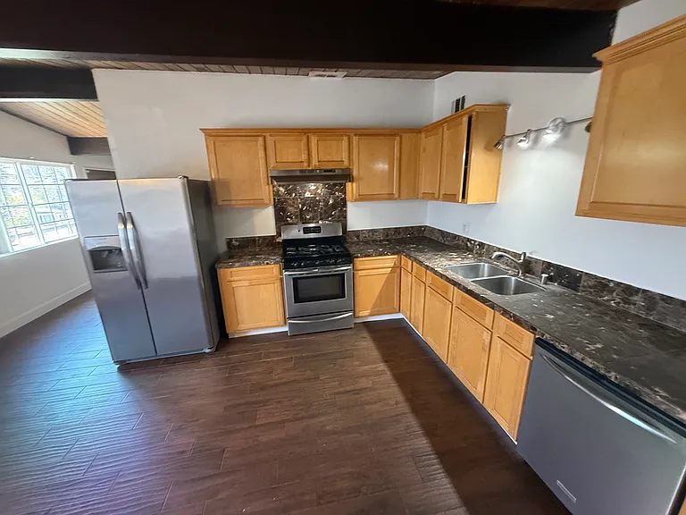 9712 Saint George St — Photo 8