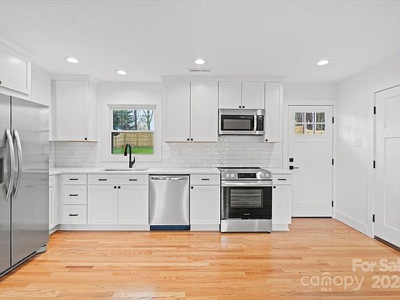 5th image of 402 Paradise Cir