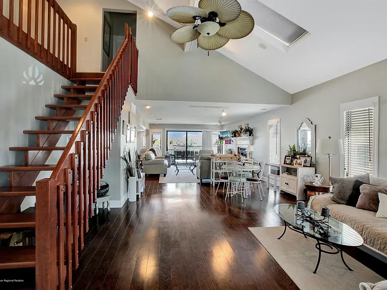 374 Aldo Dr — Photo 3