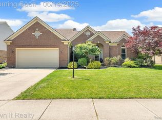 45693 Radnor Rd, Canton, MI 48187