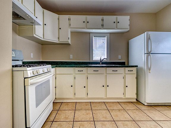 5th image of 3902 Chapman St #1/2