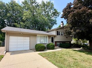 117 Greenleaf Dr, Bloomington, IL 61704