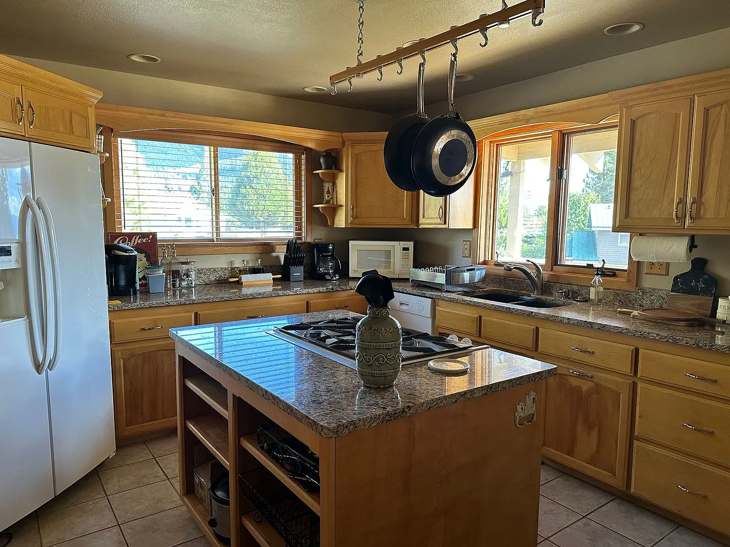 Fully Furnished Lake View Home — Photo 3