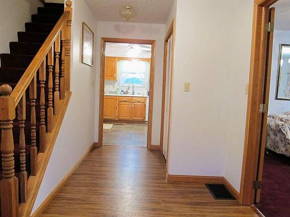 4th image of 101 Carlyle St