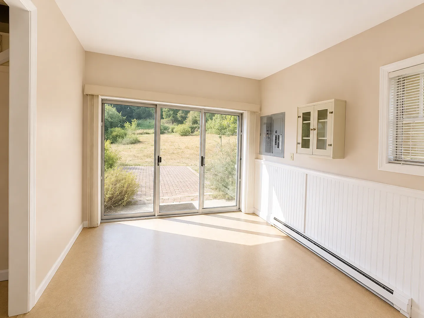 Charming Studio with Detached Garage — Photo 4