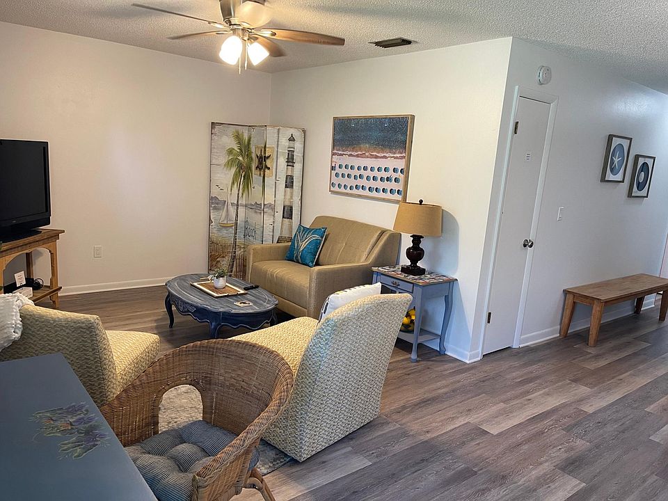 Comfortable Living Space With Big Screen TV, WIFI and ROKU Streaming