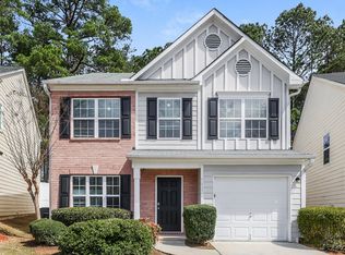 9422 Lakeview Rd, Union City, GA 30291