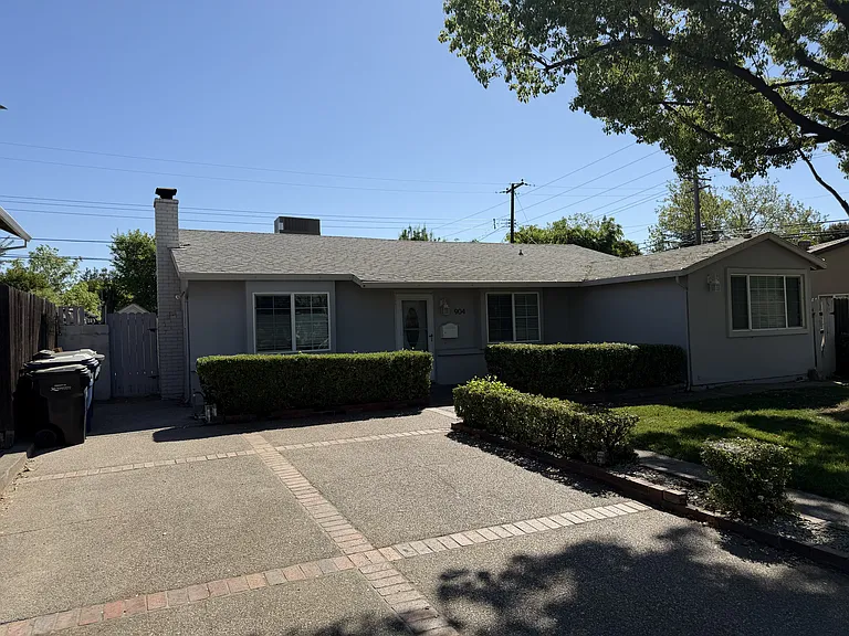 904 Singingwood Rd — Photo 2