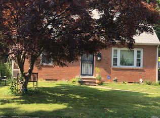92 Grandview Ave, Great Neck, NY 11020